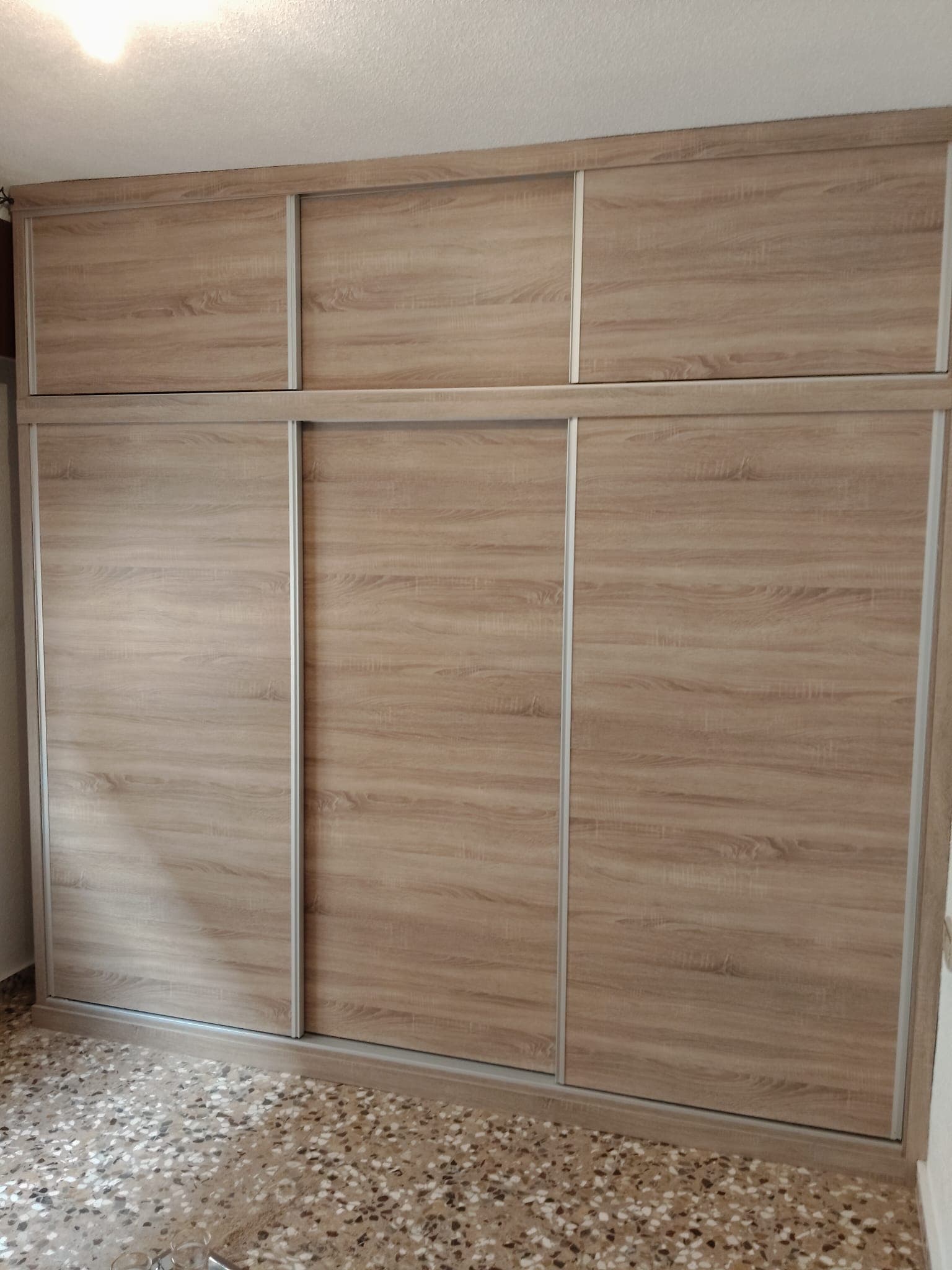 Armario empotrado de madera a medida en una vivienda de Guardamar del Segura