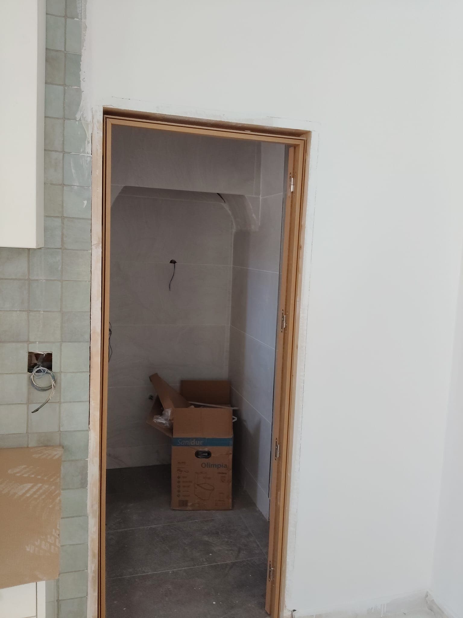Baño en obra con alicatado nuevo durante una reforma
