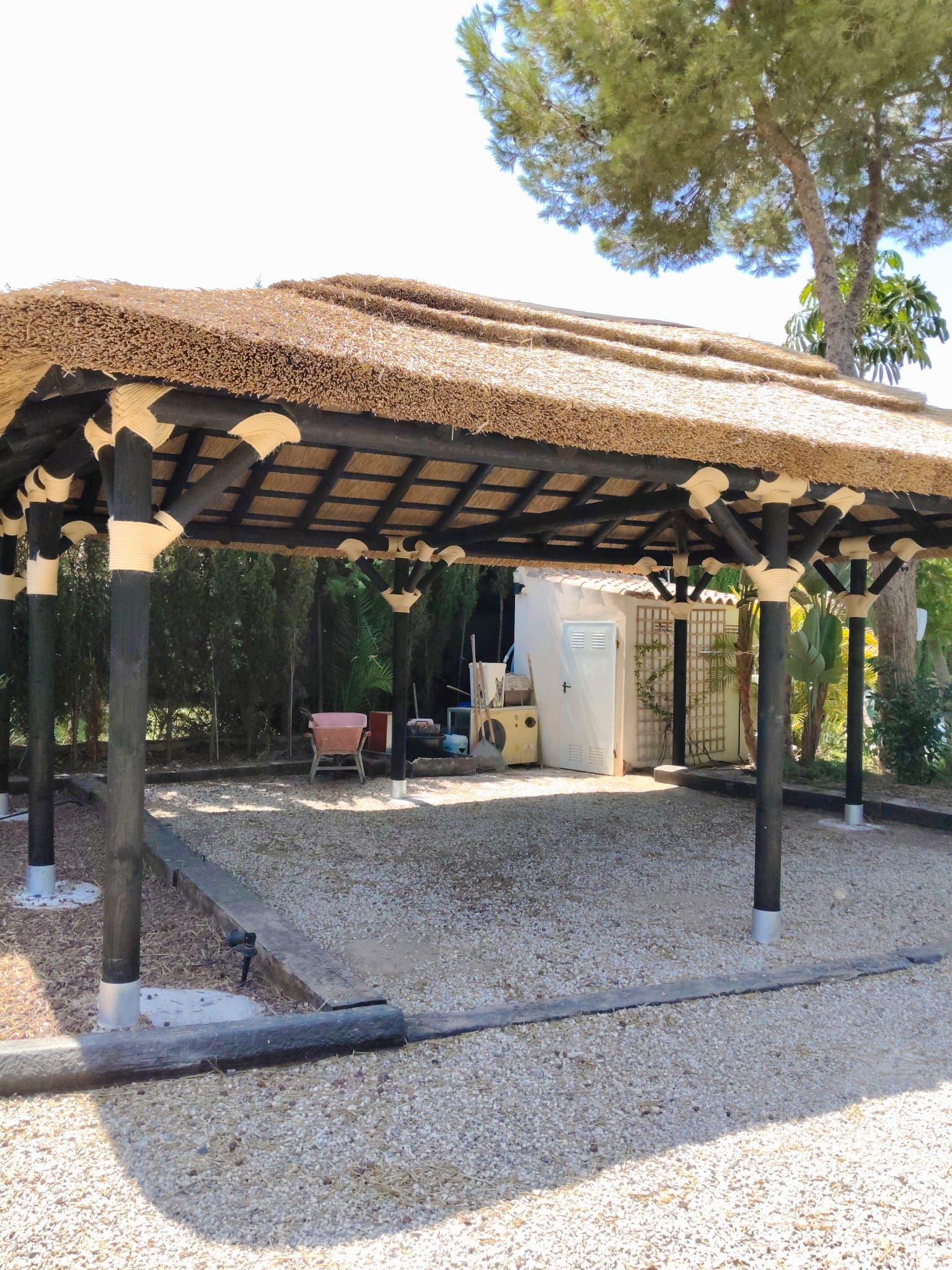 Pérgola de madera y cañizo a medida en una vivienda de Elche