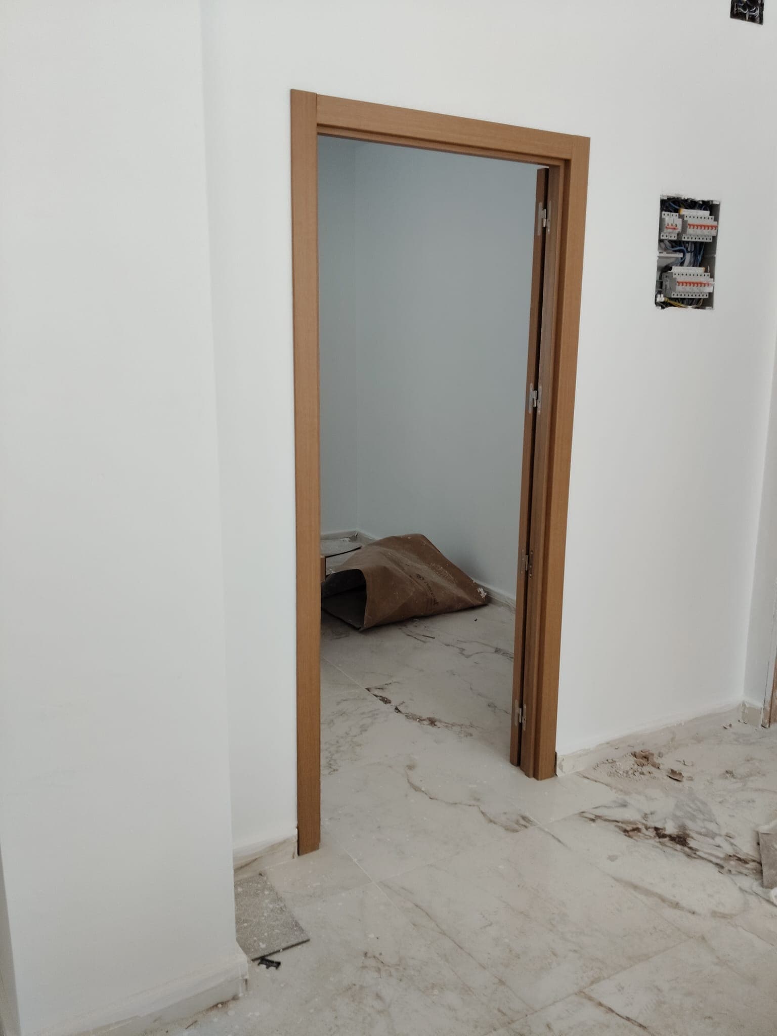 Puerta interior nueva instalada en una reforma parcial