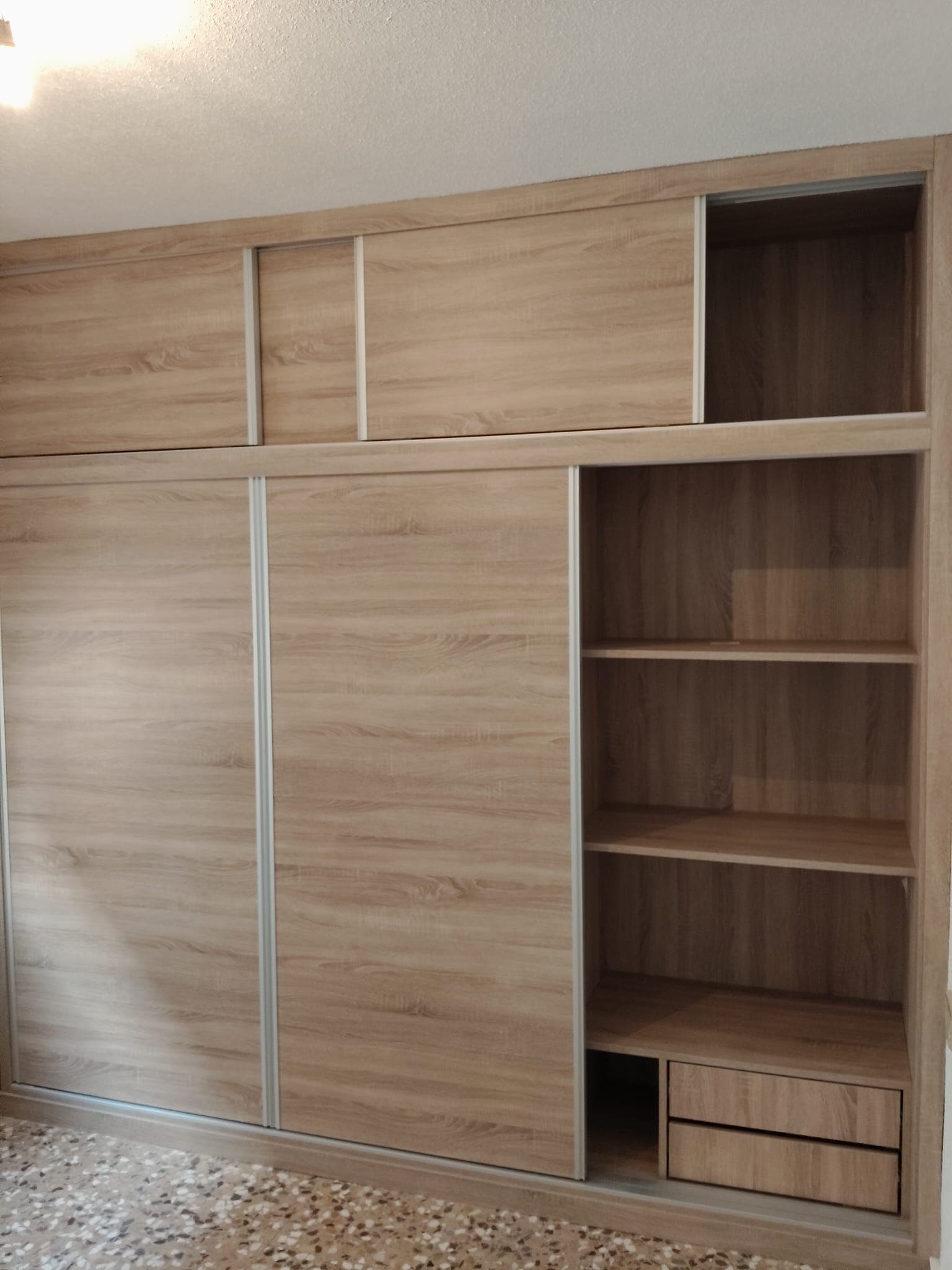 Armario empotrado de madera a medida terminado por nuestro equipo de carpintería