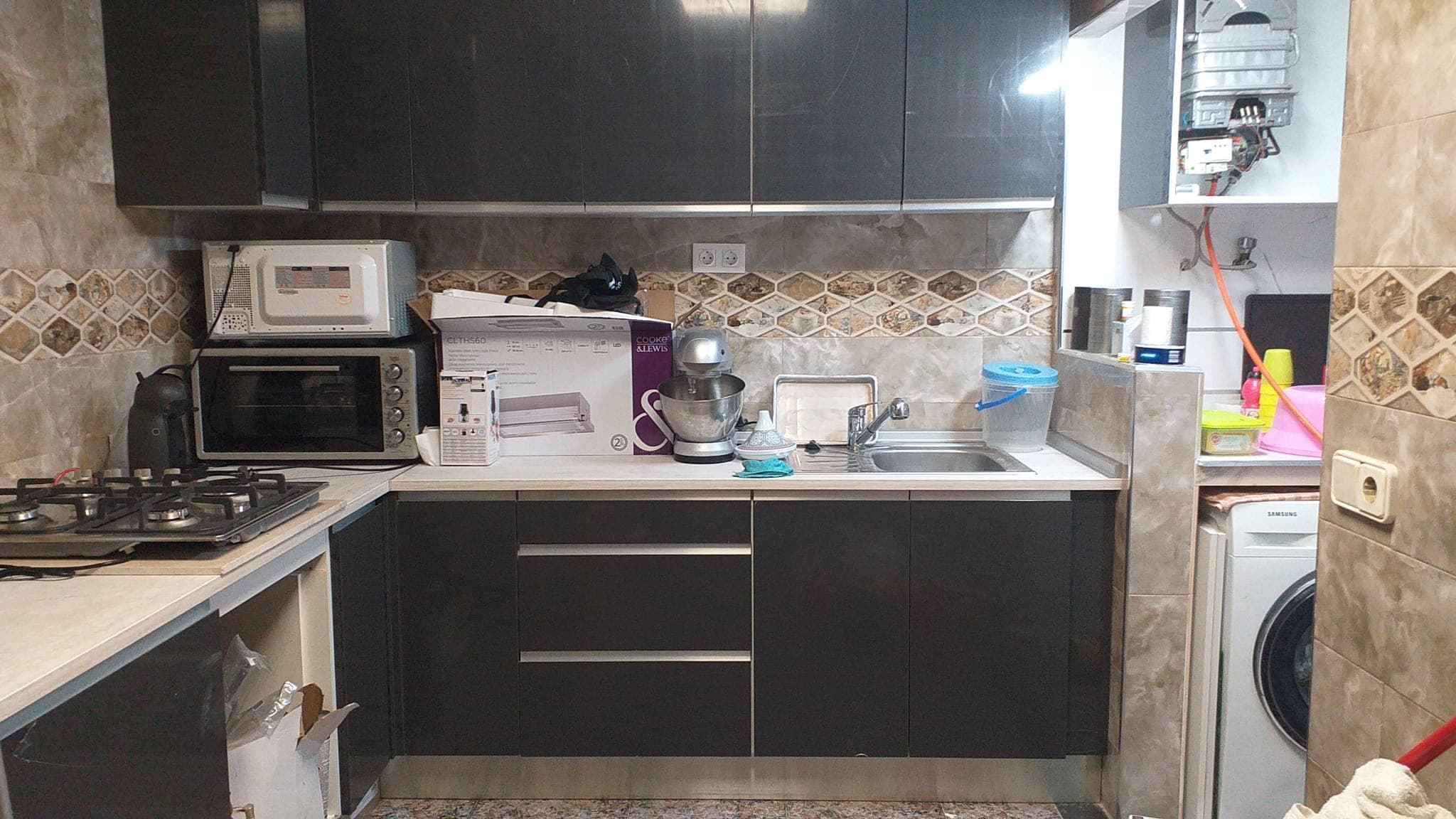 Cocina en instalación con electrodomésticos nuevos sin desembalar