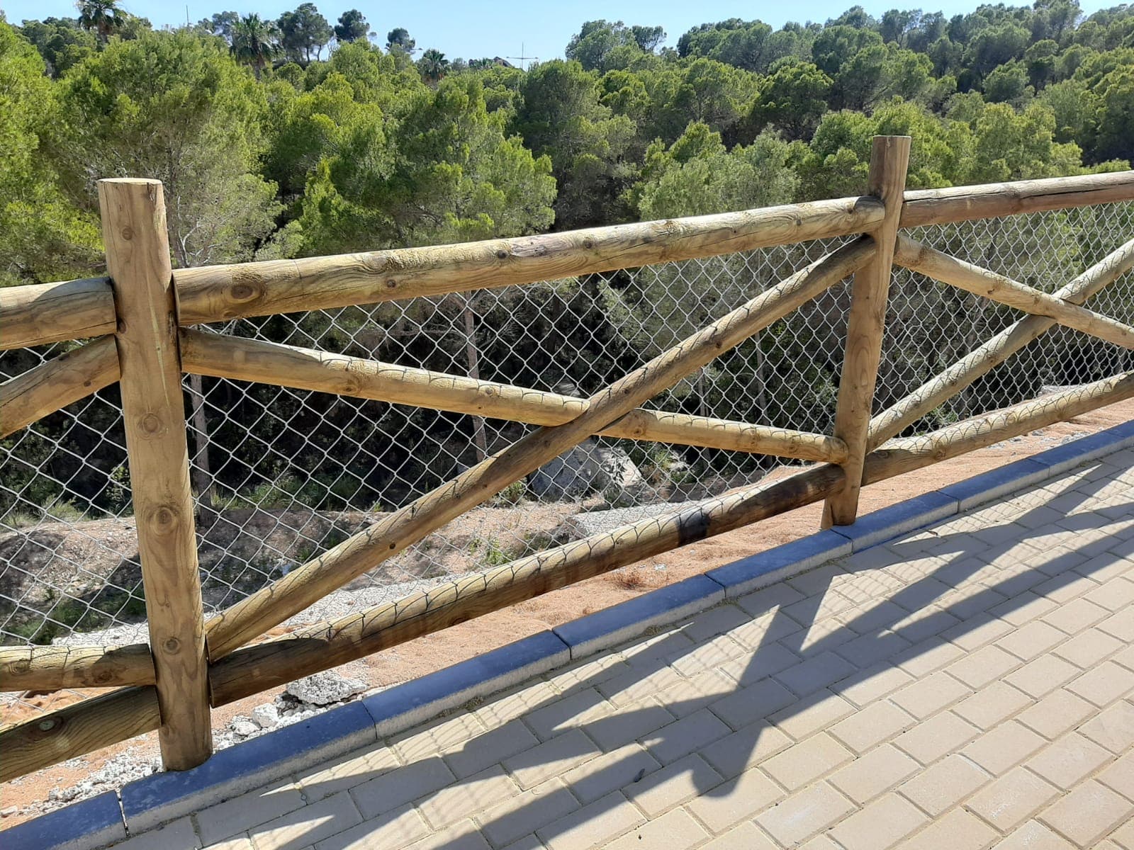 Valla y barandilla de madera a medida con vistas al monte